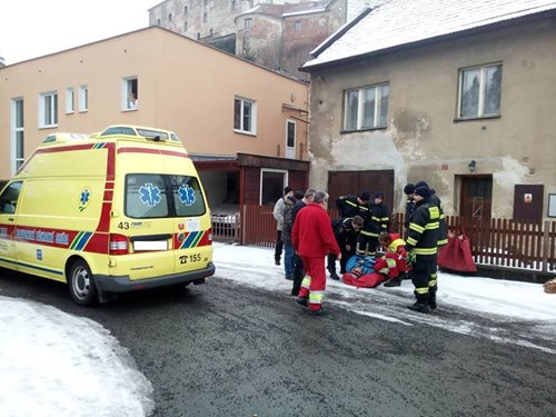 Jednotka dobrovolných hasičů poskytla první pomoc muži  na ulici