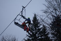 Hasiči lezci ze Zlínského kraje cvičili záchranu osob z lanovky