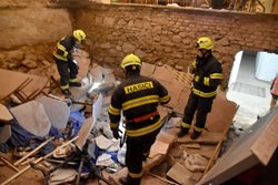 V Bečově se propadla podlaha, hasiči zachraňovali jednu osobu