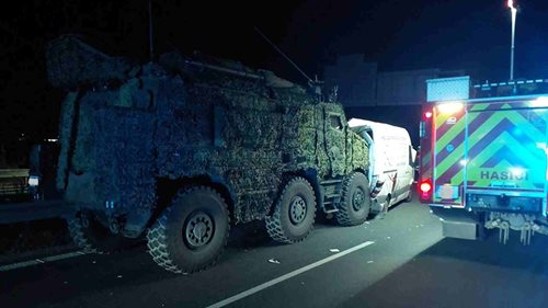 Obrněný transportér se střetl s dodávkou. Nehoda uzavřela dálnici D35