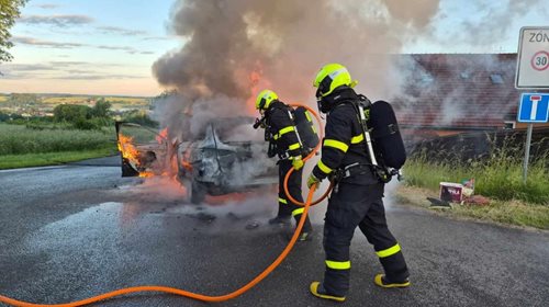Auto zachvátily plameny během několika minut. Dvě osoby se nadýchaly kouře