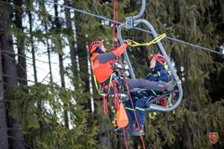 Hasiči-lezci cvičili ve Ski Parku Gruň záchranu osob ze sedačkové lanovky