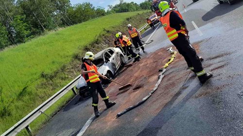 Plameny zničily osobní automobil. Požár na dálnici zaměstnal dvě jednotky hasičů