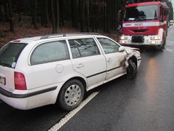 Nehoda tří vozidel uzavřela komunikaci mezi Zádveřicemi a Horní Lhotou na Zlínsku