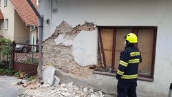 V Říčanech narazilo nákladní vozidlo do rodinného domu