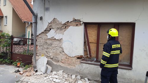 V Říčanech narazilo nákladní vozidlo do rodinného domu