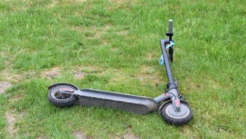Dívka utrpěla vážná zranění po pádu z elektrokoloběžky. Neměla přilbu ani chrániče