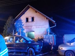 Zásah u požáru rodinného domu v Třtěnicích na Jičínsku komplikovala zábavní pyrotechnika 