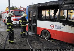 Požárem byl autobus v pražských Kyjích prakticky zničen, příčinou byla technická závada