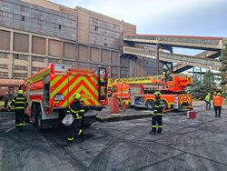 Karvinští hasiči cvičili v areálu černouhelného dolu ve Stonavě
