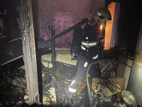 Pří požáru hasiči zachránili život, evakuovali osm lidí
