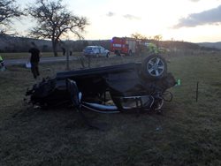 Tragická dopravní nehoda na Královédvorsku si vyžádala jednu oběť a čtyři zraněné osoby. 