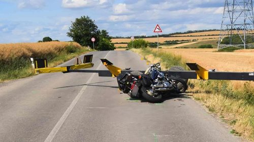 Motorkář narazil do přívěsu kombajnu. Spolujezdkyni transportoval do nemocnice vrtulník