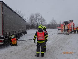 Moravskoslezští hasiči kvůli sněhu vyprošťovali kamiony i trolejbus
