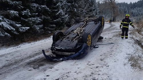 Ranní série nehod zaměstnala záchranné složky napříč krajem