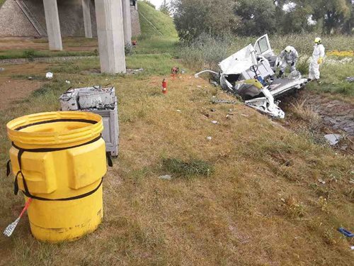 Dodávka s autobateriemi havarovala pod most. Hasiči řešili únik kyseliny