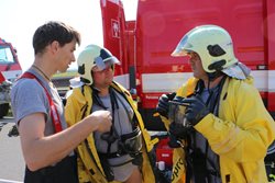 Video záznam zásahu pěti jednotek z řad profesionálních a dobrovolných hasičů  u dopravní nehody cisternového vozidla s nebezpečnou chemickou látkou