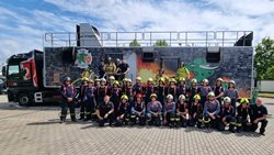 Výcvik hasičů v ohňovém trenažéru Fire Dragon 7000 v Čestlicích