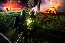 Požár zcela zničil dřevěnou chatku