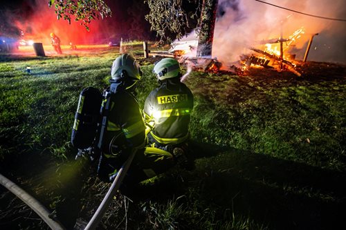 Požár zcela zničil dřevěnou chatku