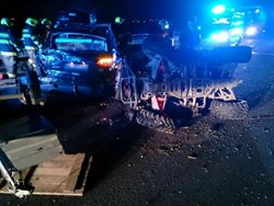 Po nehodě dvou osobních automobilů s kamionem  v Jihomoravském kraji byla silnice číslo padesát neprůjezdná přes tři hodiny