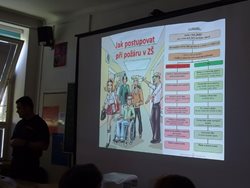 Hasiči v rámci projektu Magistrátu města Plzně školí pedagogy a zaměstnance ZŠ.