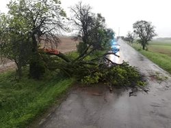 Silný vítr a déšť potrápily také středočeské hasiče