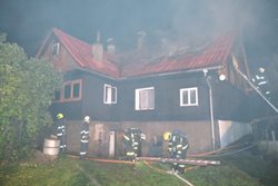 Požár střechy a podkroví rodinného domku v Malenovicích