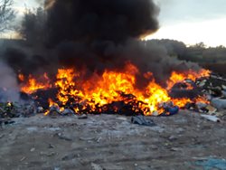 V Petrávči hořela skládka odpadu, požár se obešel beze škody