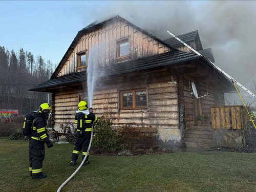 Požár rodinného domu zaměstnal desítky hasičů