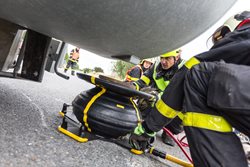 Dva lidé byli zraněni po střetu osobního automobilu a traktoru