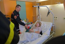 Porubští hasiči přinesli dárky dětem do Fakultní nemocnice Ostrava