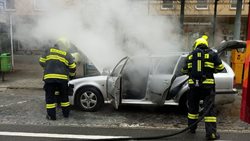 Hasiči dnes dopoledne likvidovali požár osobního vozidla v Pardubicích