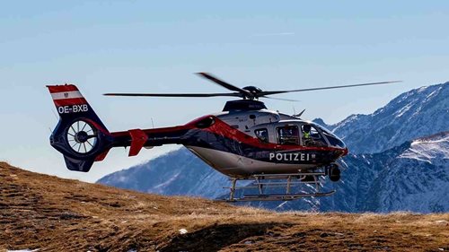 Dva horolezci dostali na zajištěné cestě panickou ataku. Ze stěny je zachránil policejní vrtulník