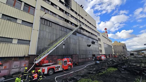 Požár v opuštěném areálu skončil evakuací pěti osob, dvě v péči záchranářů
