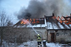 Požár starého statku v Hřebči likvidován ve druhém poplachovém stupni