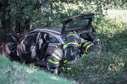 U Petřvaldu narazil osobní automobil do stromu, řidiče přepravil do nemocnice vrtulník