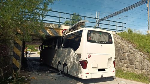 Přehlédl zákaz a narazil do viaduktu. Desítky cestujících zažily chvíle strachu