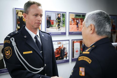 Hasič zachránil dítě z hořícího domu a byl oceněn za mimořádnou odvahu
