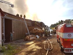 U požáru skladu v Kardašově Řečici hasiči vyhlásili druhý stupeň požárního poplachu