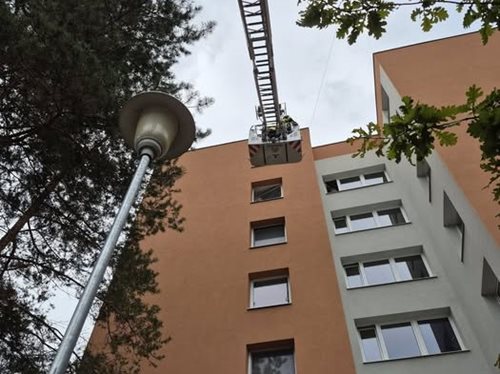 Všímavost správce zachránila seniorku uvězněnou tři dny ve svém bytě