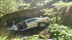 Auto skončilo v potoce, hasiči hlídali únik provozních kapalin do vody
