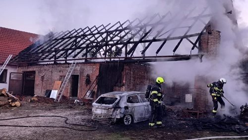 Plameny pohltily stodolu a ohrozily domov