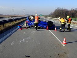 Sobotní nehoda peugeotu uzavřela dálnici D1 u Bílova v okrese Nový Jičín