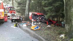 Tragicky skončila ranní nehoda osobního vozu na Svitavsku, který narazil do stromu