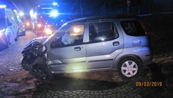 Tragická nehoda dvou osobních vozidel při které jedna osoba zemřela a čtyři byly zraněny. 