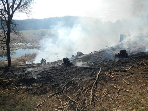 I přes vyhlášené období zvýšeného nebezpečí požáru jejich počty neklesají
