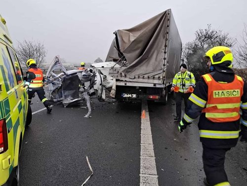Hasiči zasahovali u kolize nákladních vozidel na dálnici