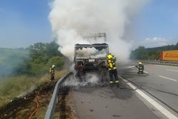 Požár kamionu na dálnici D1 nedaleko Šternova se škodou přes tři miliony