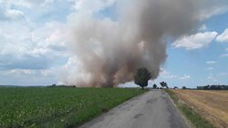 Požár strniště zaměstnal hasiče u obce Luběnice